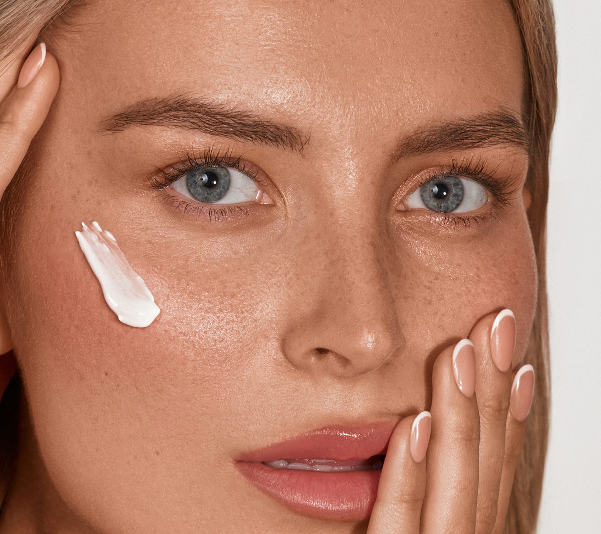 Close-up van een model met een veeg The Rich Cream onder het oog
